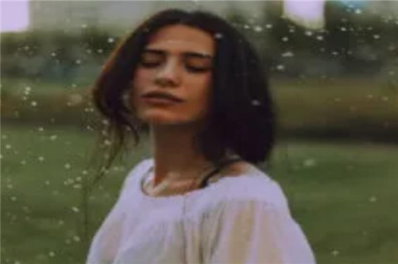 هنر پذیرش احساسات: چگونه از دل لحظه های روزمره به آرامش برسیم