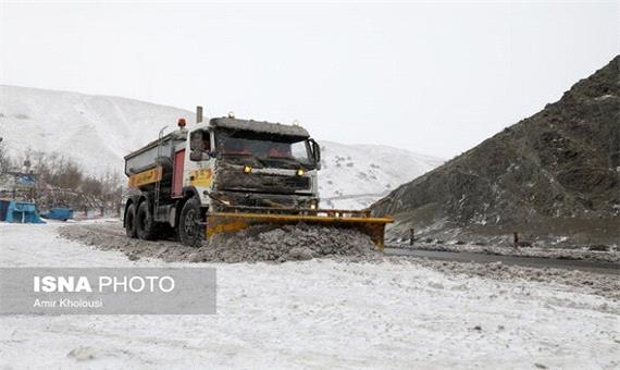 بارش 60 سانتی برف در محورهای گیلان/ تلاش راهداران برای باز نگه داشتن اسالم - خلخال