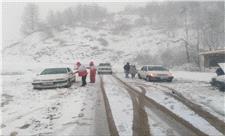 امدادرسانی هلال احمر گیلان به 18 خودروی در راه مانده ناشی از برف