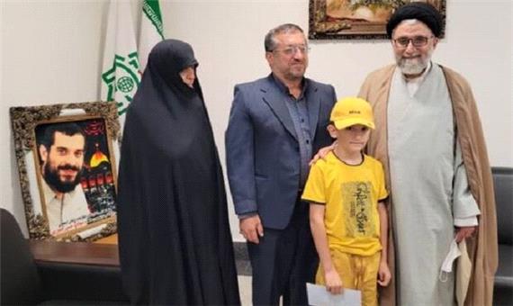 وزیر اطلاعات با خانواده شهید «حسن عشوری» دیدار کرد