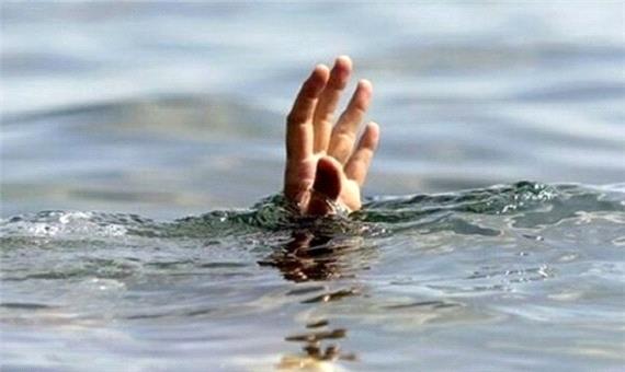 نجات پدر و دختر مشهدی مغروق در سواحل رودسر