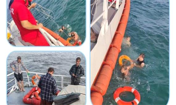غرق شدن لنج صیادی در بندرانزلی/ چهار صیاد نجات یافتند+عکس