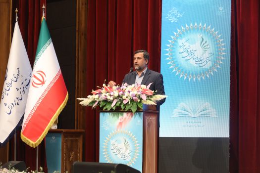 اهتزاز پرچم ایران در مدارس در طرح ایران سرافراز