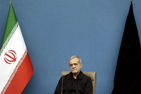 رونمایی از شعار هفته دولت در سال ۱۴۰۴؛ «۱۲ماه تلاش، ۱۲ روز دفاع»