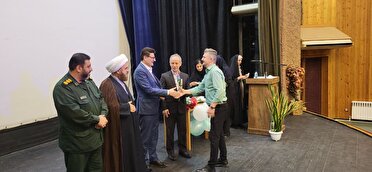 تجلیل از خدمات بهورزان فومن