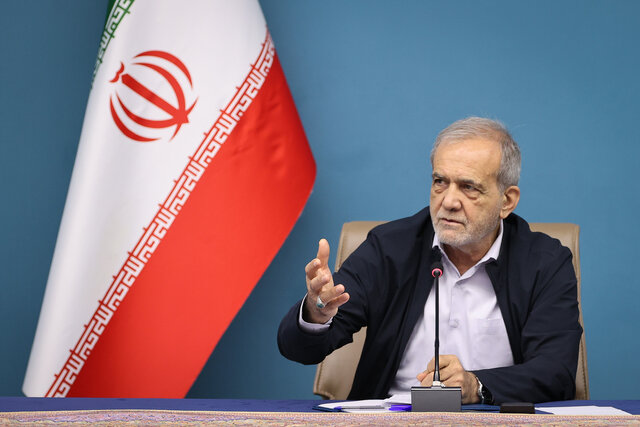 پزشکیان:  پنل‌های خورشیدی نباید در گمرک بمانند