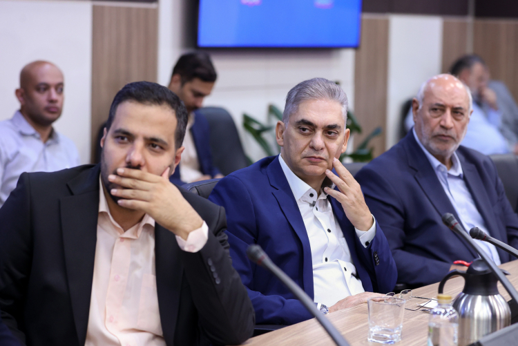عضو اتاق بازرگانی خطاب به پزشکیان: برطرف کردن تحریم‌های داخلی با شما، دور زدن تحریم‌های خارجی با ما
