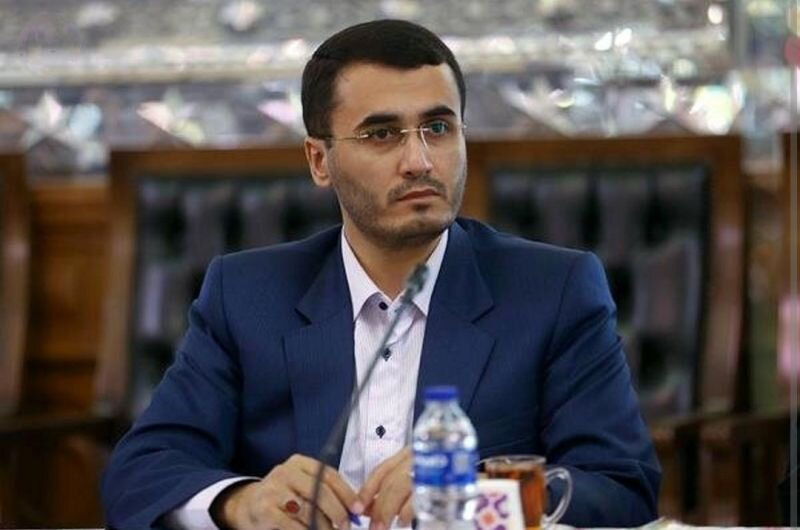 طعنه متفکر آزاد به آذر منصوری: فکر می‌کردم لیاخوف مرد بوده، الان می‌بینم زن‌ها هم می‌توانند مجلس را به توپ ببندند!