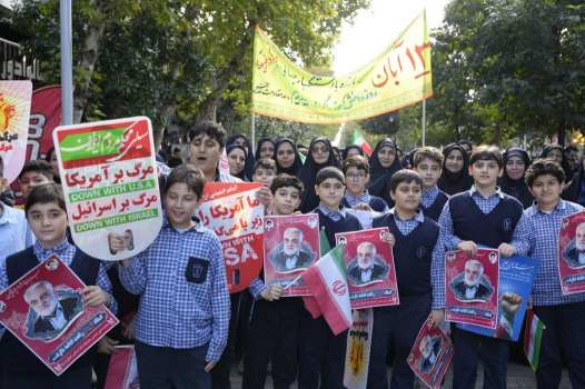 دانش‌آموزان گیلانی از تبار میرزاکوچک در بیعت با آرمان های انقلاب، همزمان با دانش آموزان سراسر کشور