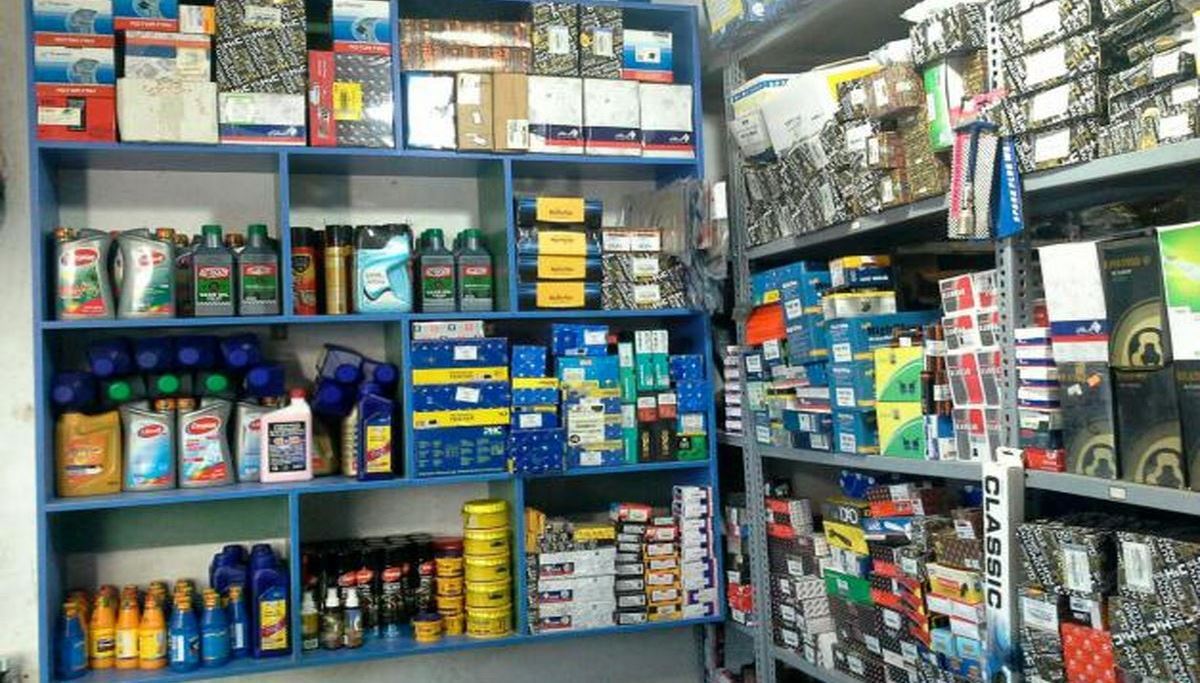 کشف انبار‌های احتکار لوازم یدکی خودرو در صومعه سرا