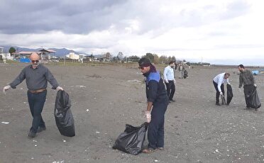 پاکسازی نوار ساحلی ۲ روستای رضوانشهر از زباله با مشارکت مردم