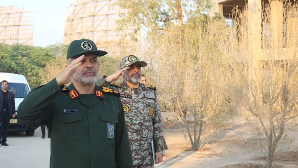 سردار وحیدی از از مواضع پدافندی جنوب کشور بازدید کرد