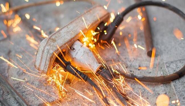 برق‌گرفتگی یک دانش‌آموز هنگام آوردن توپ از بیرون مدرسه در لنگرود