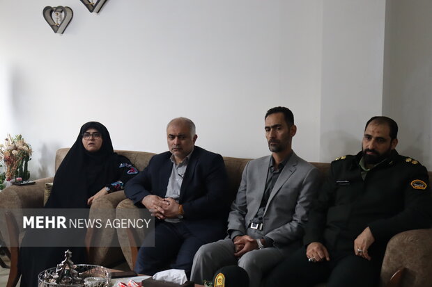 عکس/ ورود تیم نظارتی به مدرسه غیرانتفاعی خمام پس از وقوع درگیری دانش‌آموزی