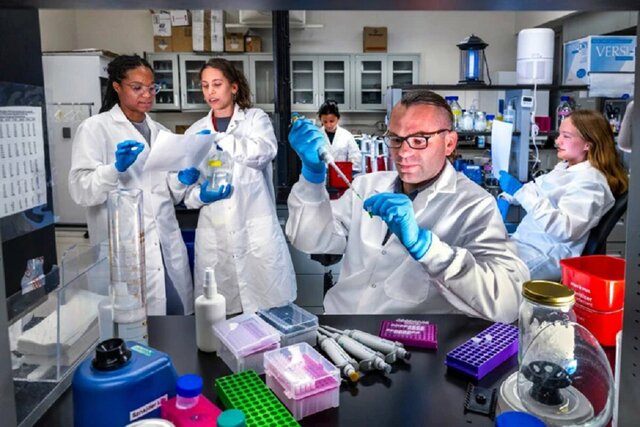 وقتی علم فرصت نفس کشیدن ندارد؛ روایت تازه‌ای از فشار، کمبود و امید