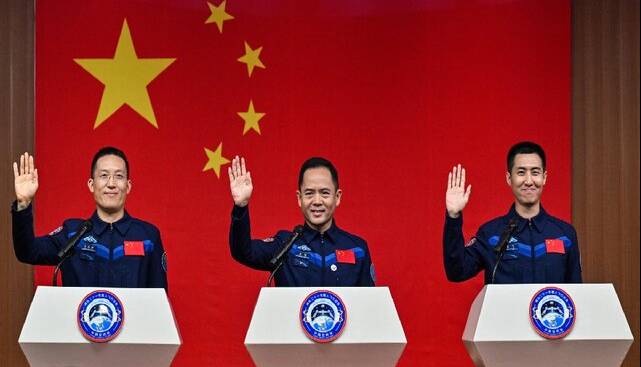 فضانوردان چین در ایستگاه فضایی آن سرگردان هستند!