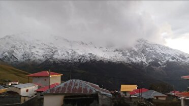 اولین برف پاییزی گیلان قله سماموس را سفید پوش کرد