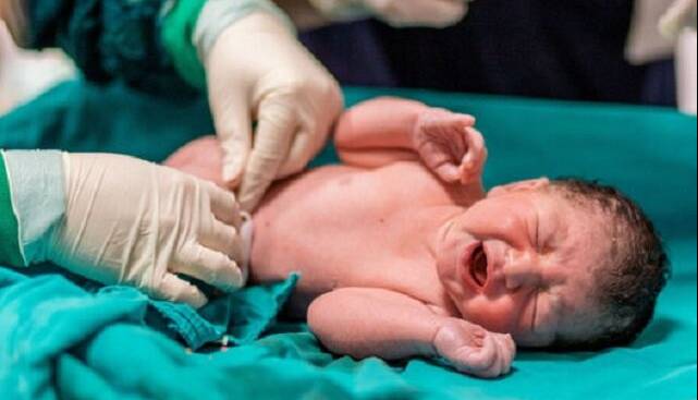 کاهش اضطراب و ترویج زایمان طبیعی با «حضور همسر در اتاق زایمان»