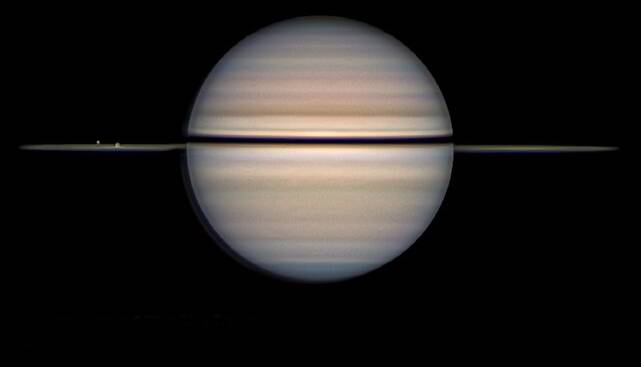 گذر قمرهای یخی از برابر حلقه‌های زحل