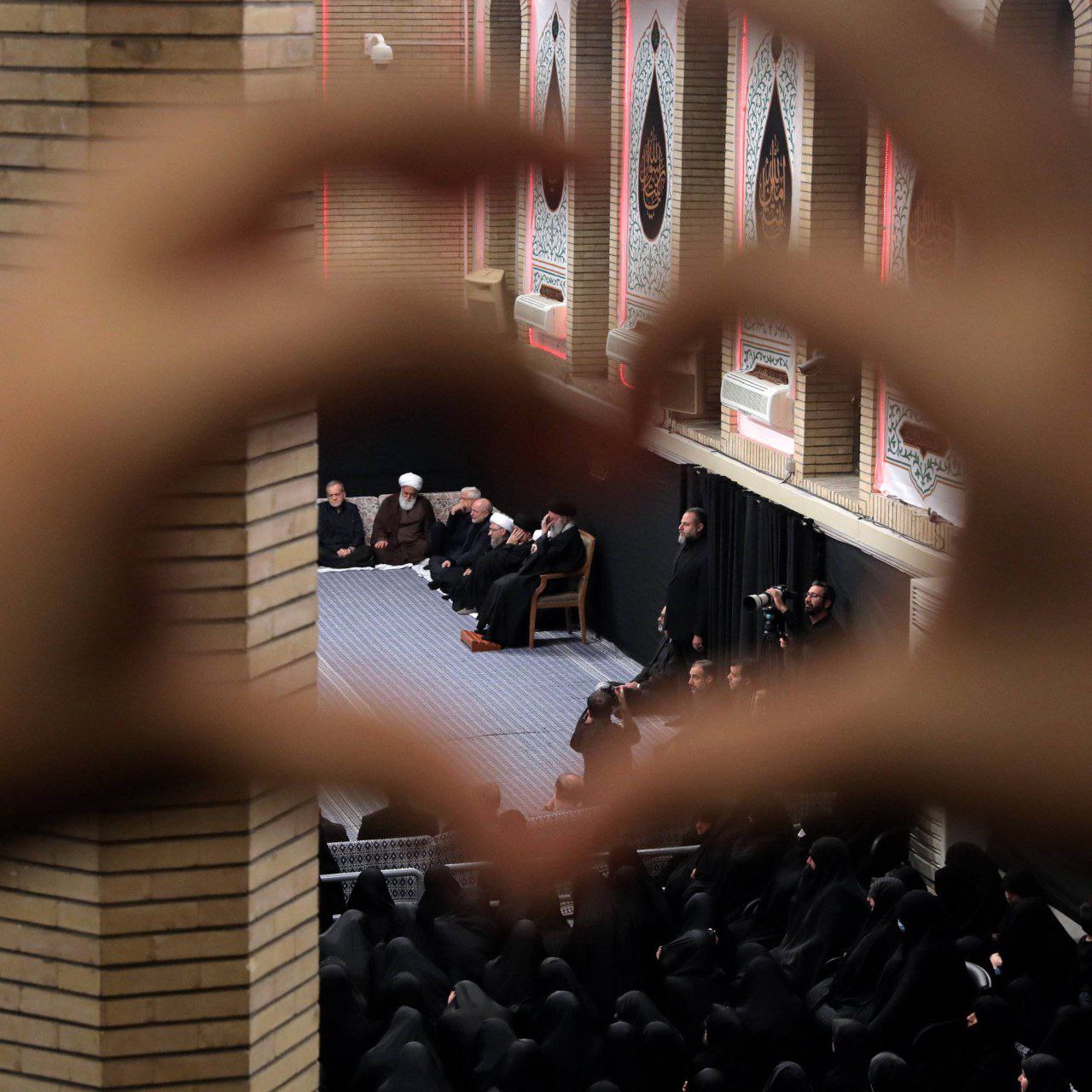 پنجره متفاوت به مراسم عزاداری شام شهادت حضرت زهرا(سلام‌الله‌علیها) در حضور رهبر انقلاب