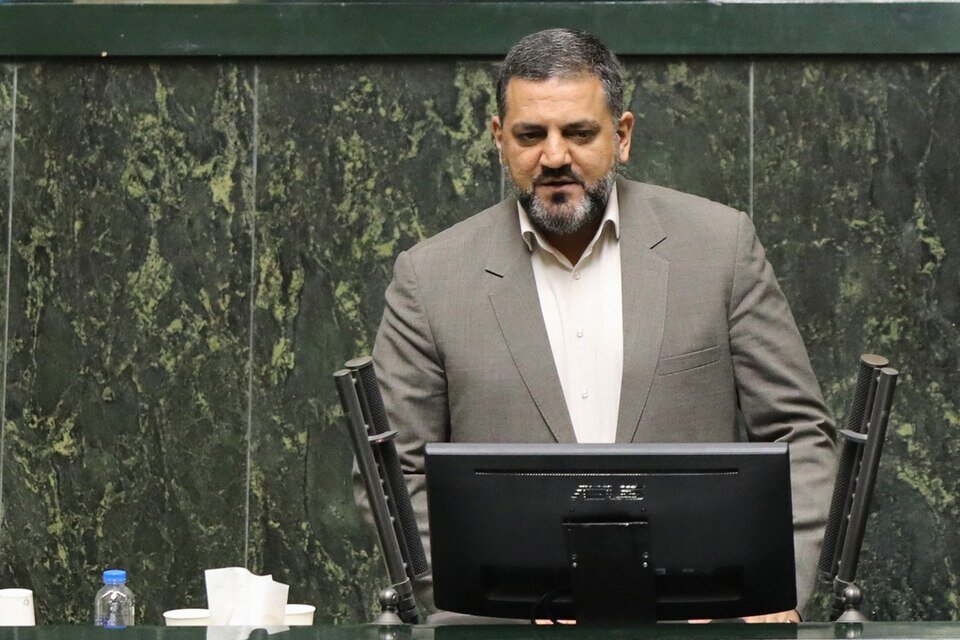 نماینده مشهد خطاب به رئیس جمهور: ما نمی‌دانیم قسم حضرت عباس شما را باور کنیم یا دم خروس را؟