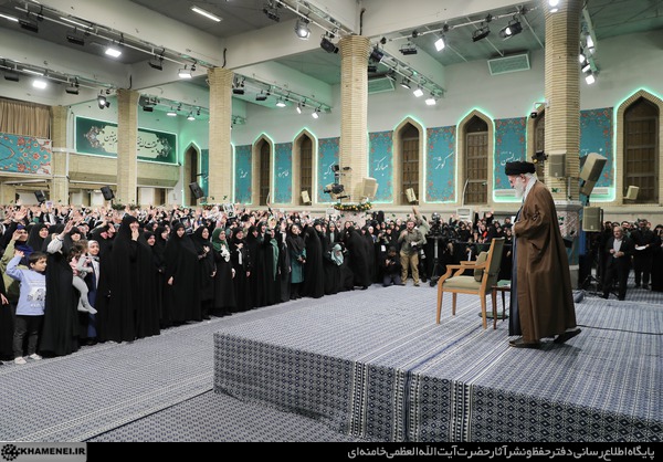 توییت انگلیسی اکانت رهبر انقلاب در خصوص مدیر بودن زن در خانه