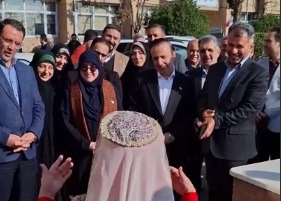 استقبال جالب کودک قزوینی از سخنگوی دولت