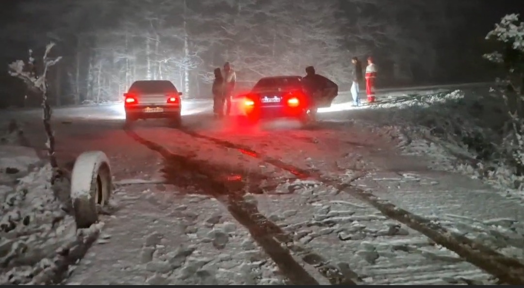 حضور نیرو‌های امدادی در محور برفی سیاهکل به دیلمان، مسافران در حال دریافت خدمات