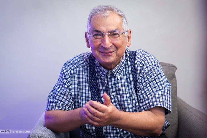 زیباکلام: هنوز دود از کنده طبقه متوسط بلند می‌شود