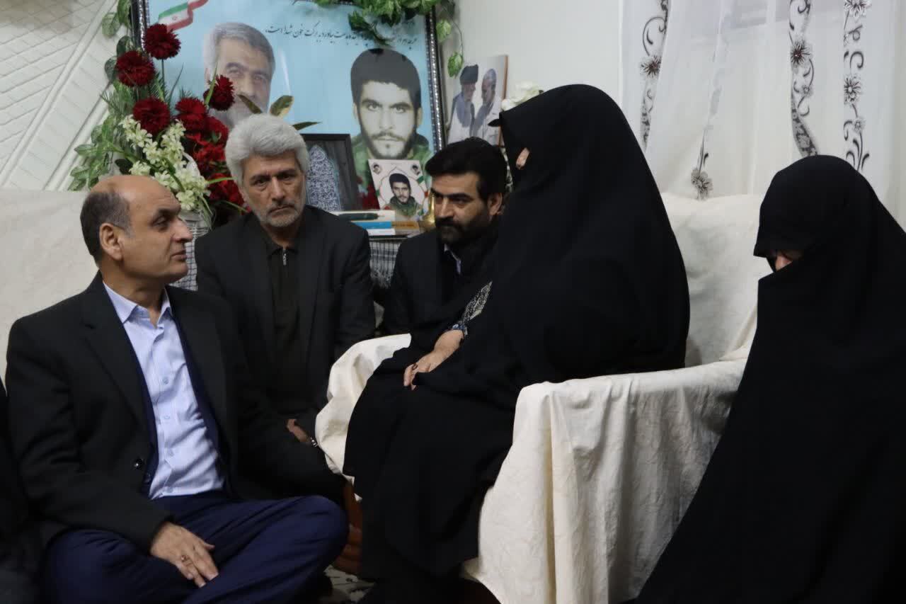 دیدار استاندار گیلان با مادر شهیدان درویشوند