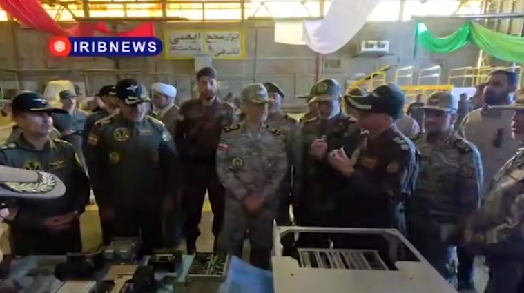 فرمانده کل ارتش از توان رزم یگان‌های نیروی زمینی در غرب کشور  بازدید کرد