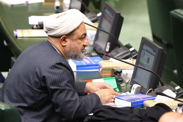 کنایه رسایی به هیات رئیسه مجلس؛ گویا بخشی از آیین نامه مجلس با آب زمزم نگارش شده است!