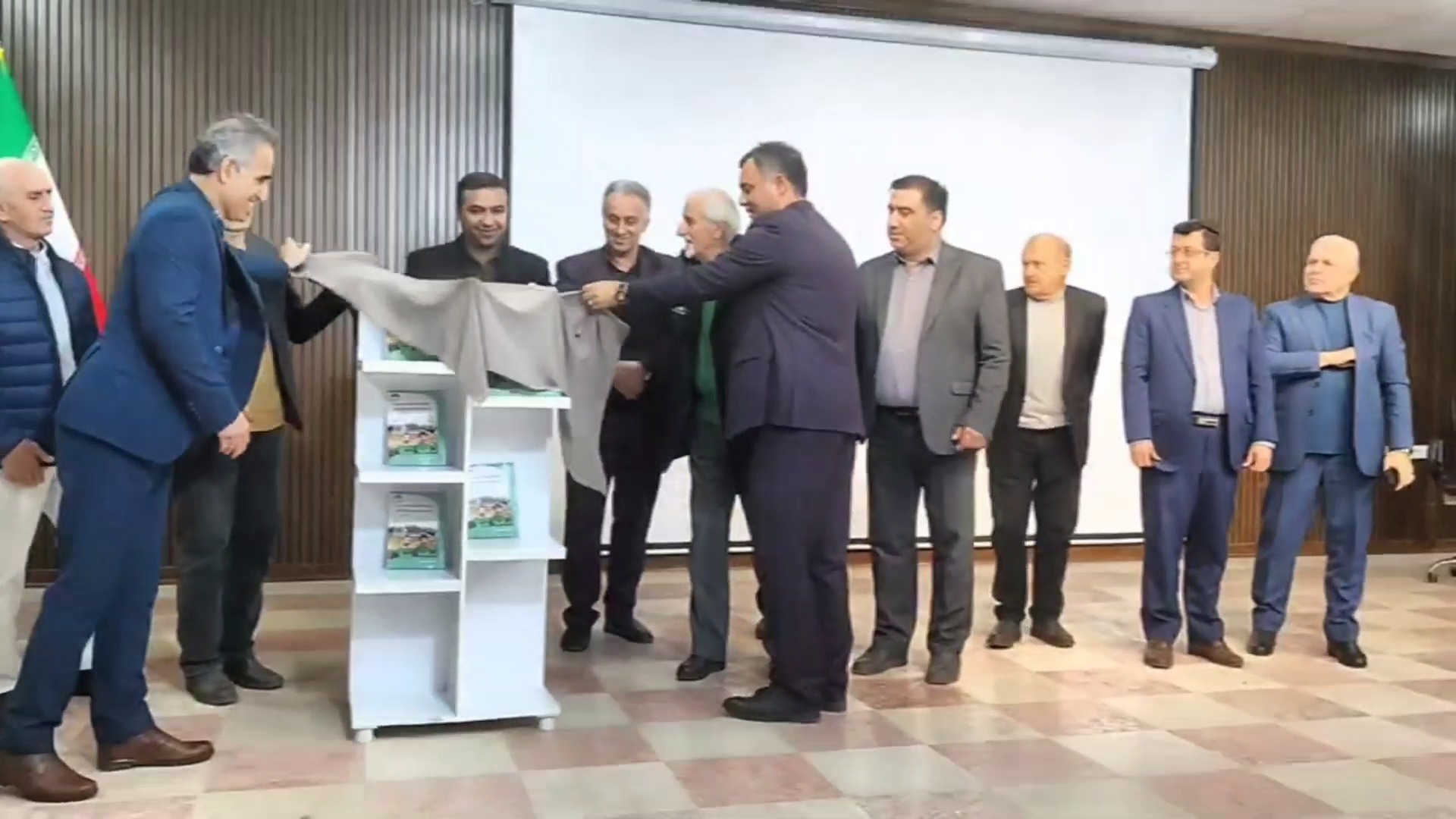 رونمایی از کتاب «تاریخچه فوتبال و زندگینامه مشاهیر فوتبال گیلان»