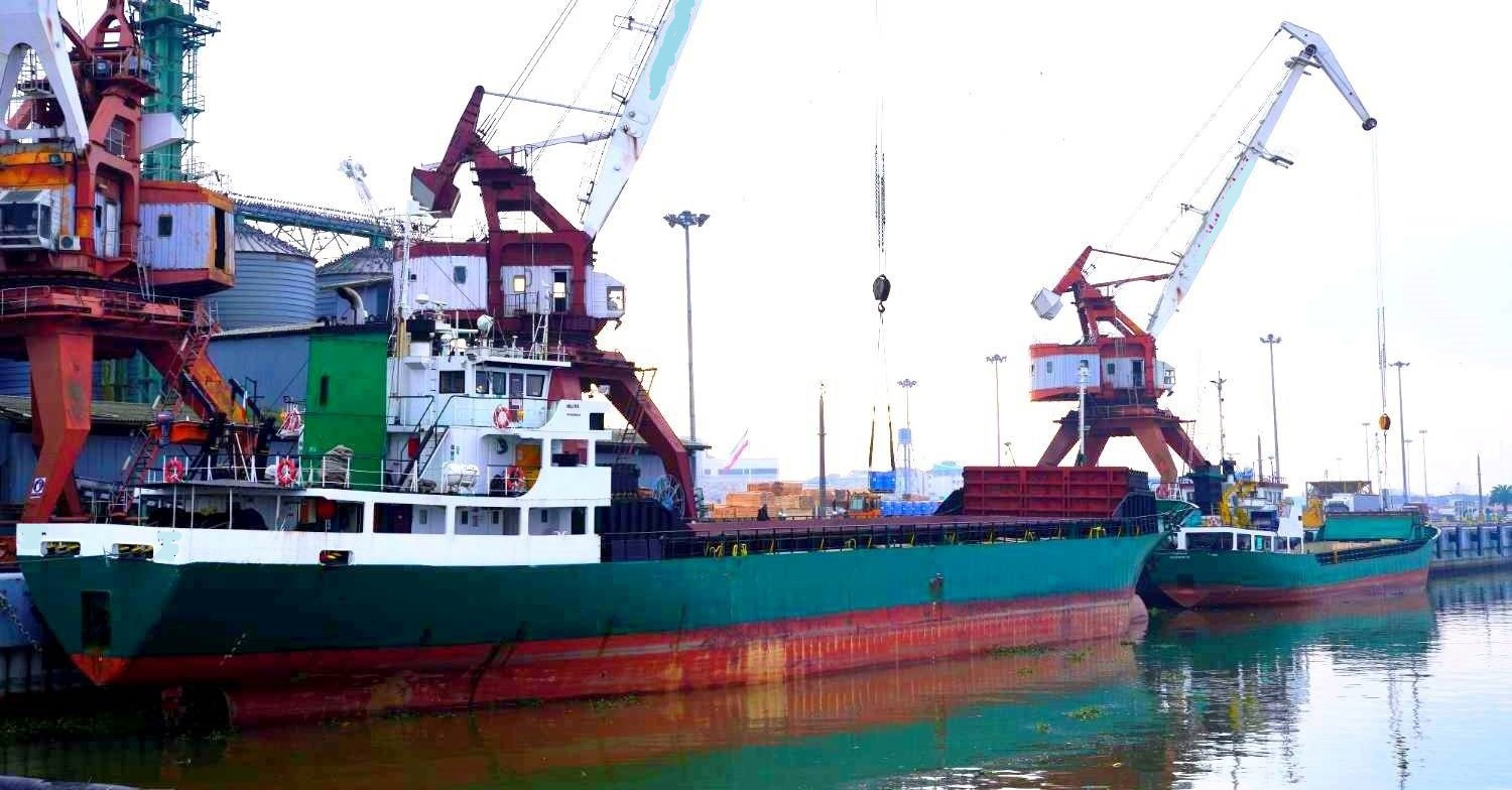 نواختن شدن بوق کشتی‌های مجتمع بندری انزلی به مناسبت ورود امام خمینی (ره) به میهن