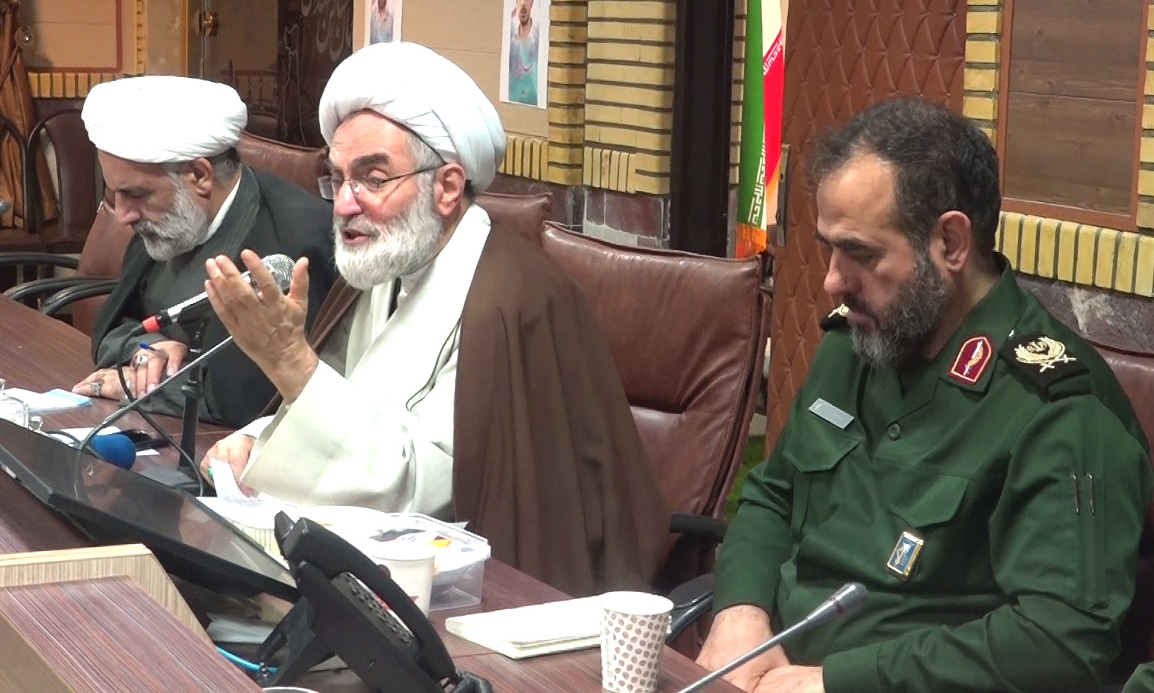 دشمن ایمان ملت ایران را نشانه گرفته است