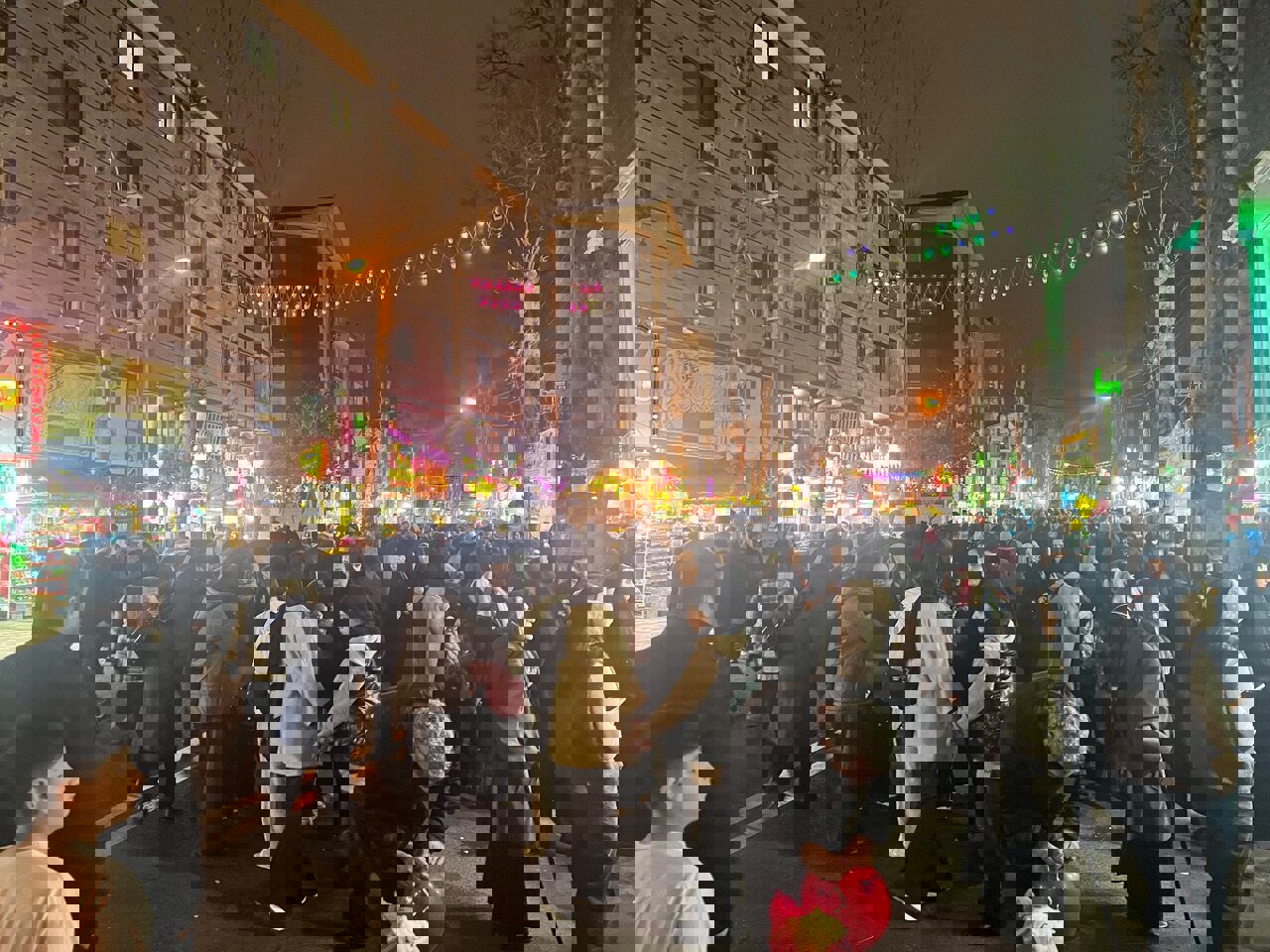 باران هم مانع نشد؛ نیمه‌ شعبان در زادگاه آیت‌الله بهجت (ره)