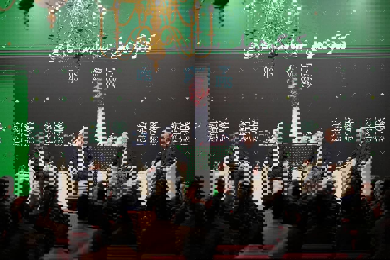 گاف عراقچی با میکروفون روشن؛ خدا رحم کنه، چی قراره بگن!