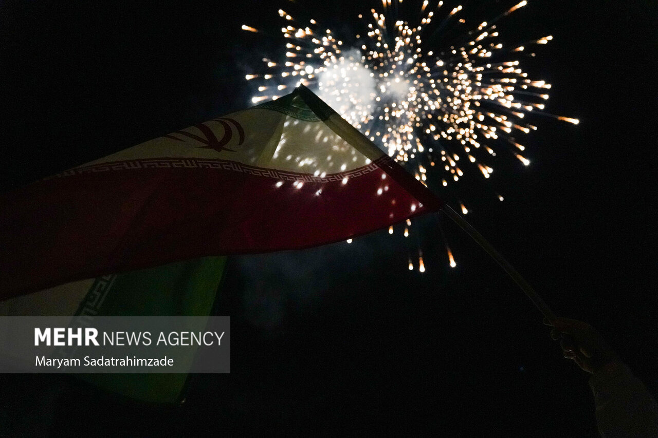 طنین بانگ الله اکبر و مراسم نور افشانی شب ۲۲ بهمن در آستانه اشرفیه