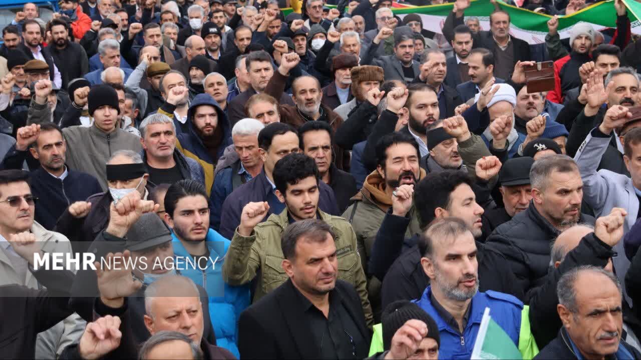 جلوه ای از حضور پرشور مردم شفت در راهپیمایی ۲۲ بهمن