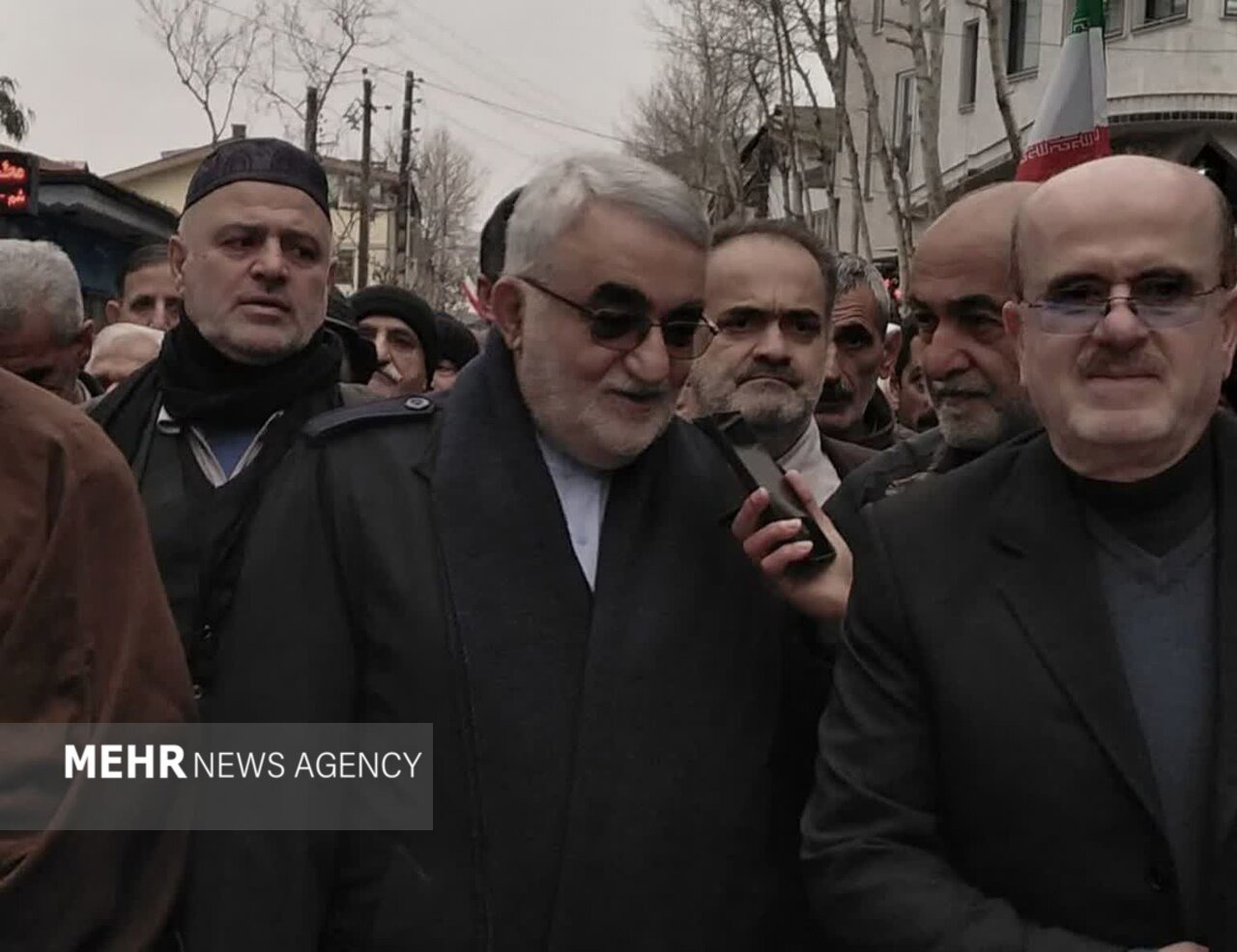 بروجردی: مردم با صلابت پای نظام ایستاده‌اند