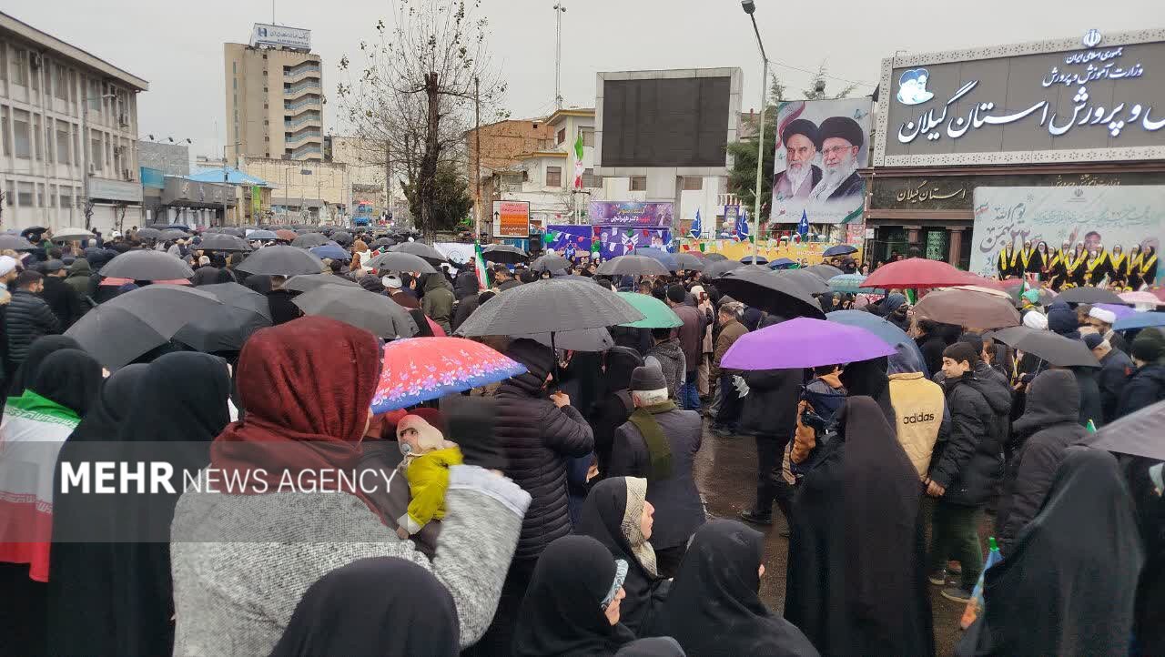 باران هم مانع نشد؛ آغاز ۲۲ بهمن در رشت