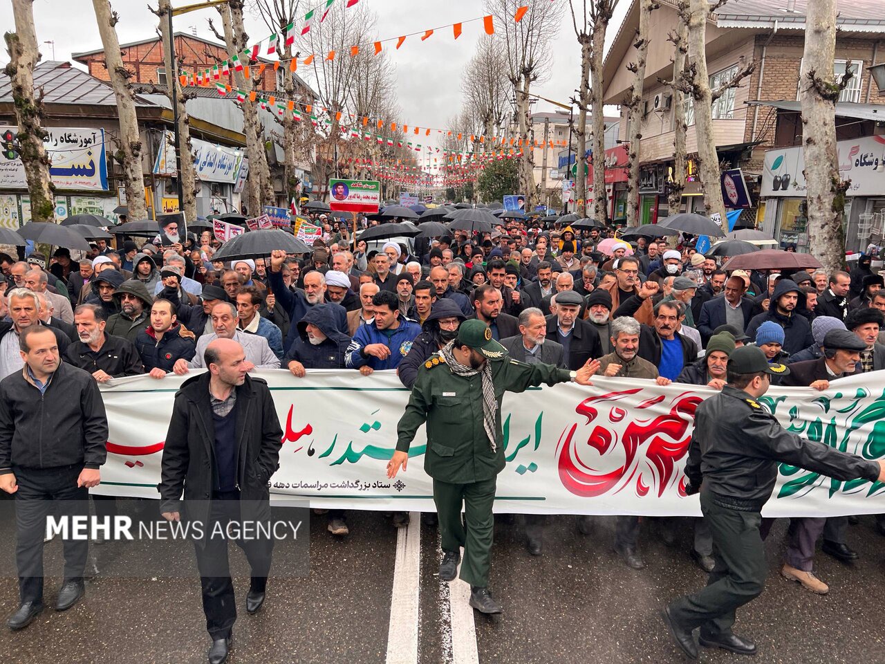 قدم‌های استوار گیلانی‌ها در مسیر ۲۲ بهمن زیر بارش باران
