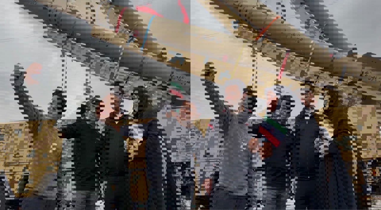 عکس یادگاری خانوادگی با نماد اقتدار ایران