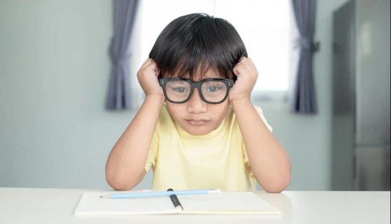 ضعف کودکان در ریاضی؛ مغزهایی که از اشتباهات درس نمی‌گیرند