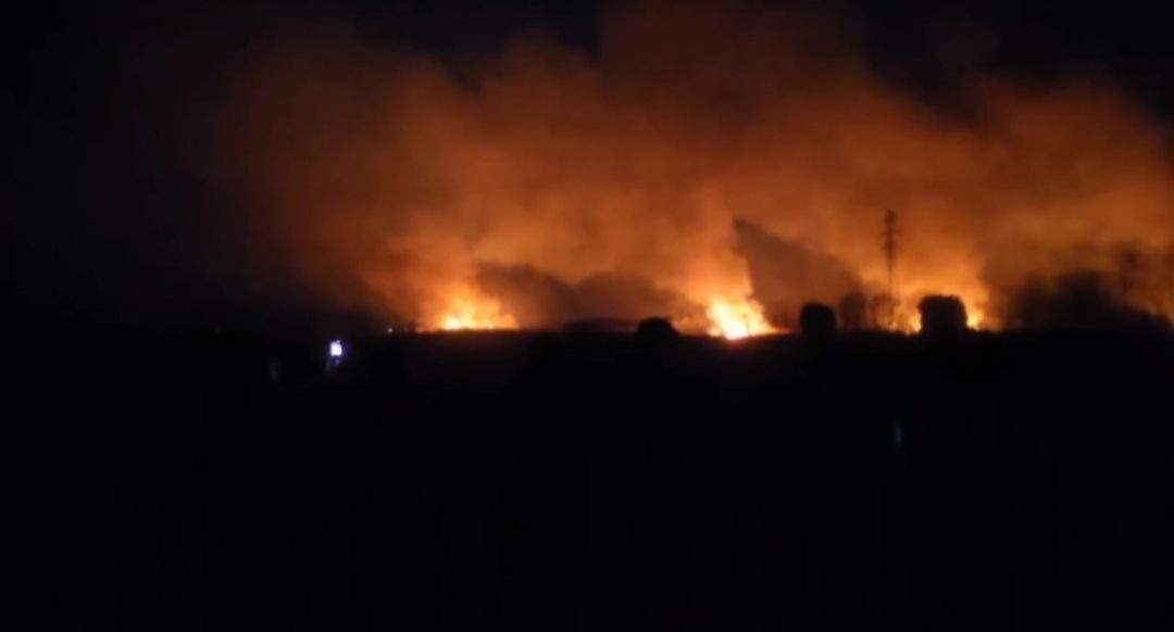 تلاش‌ها برای مهار آتش سوزی تالاب انزلی