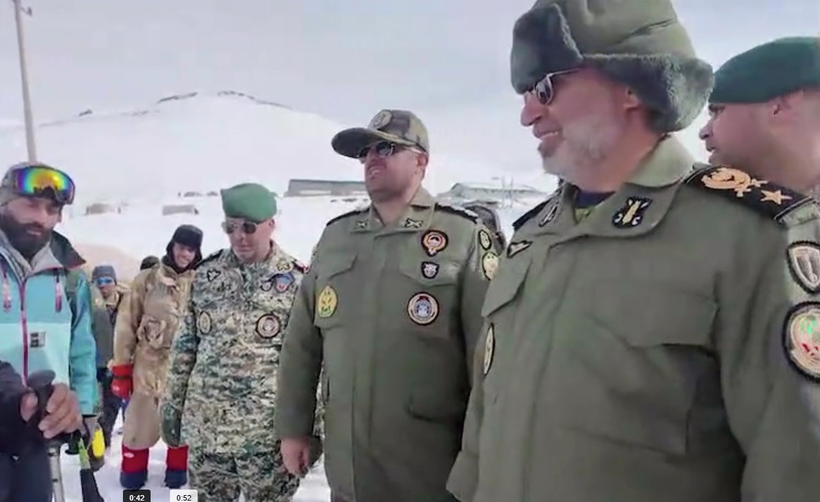 بازدید فرمانده نیروی زمینی ارتش از اردوگاه زمستانی دانشجویان دانشگاه افسری