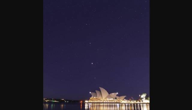 عکس روز ناسا از رژه سیاره‌ها بر فراز خانه اپرای سیدنی
