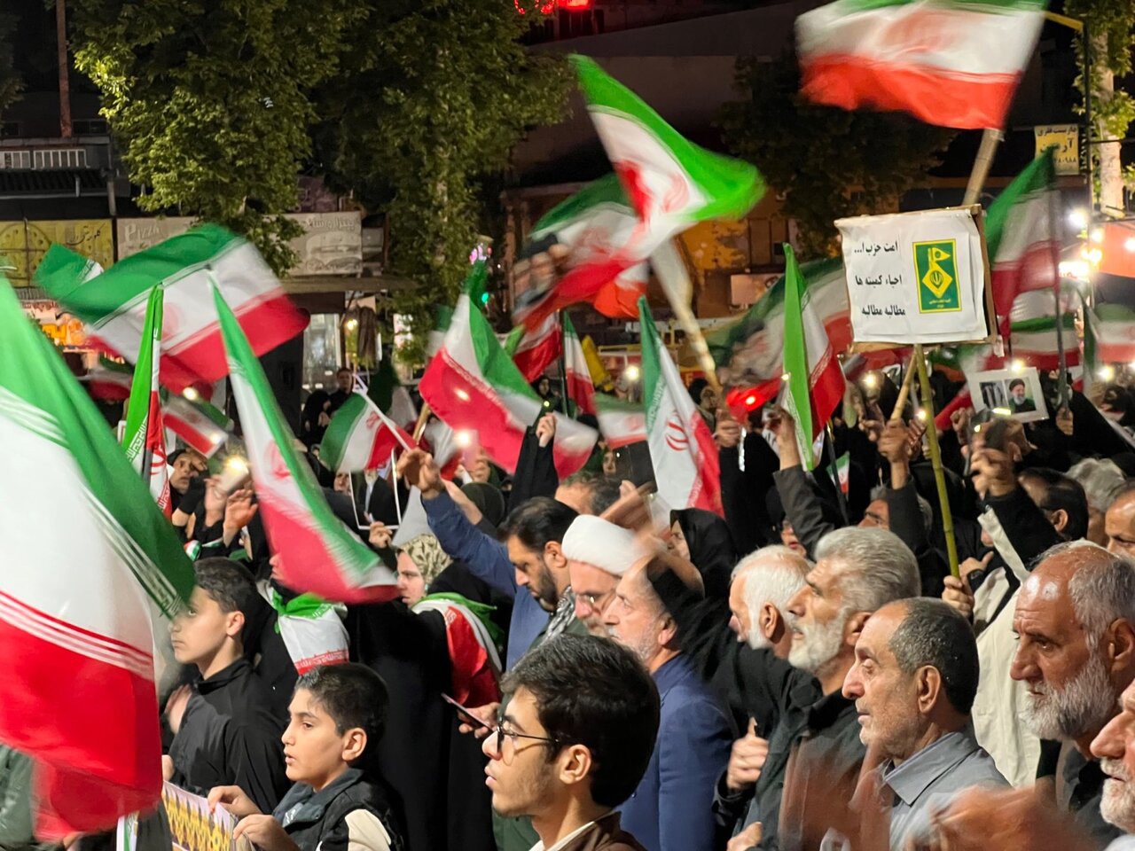 راهپیمایی شبانه و باشکوه فومنی ها در دفاع از وطن