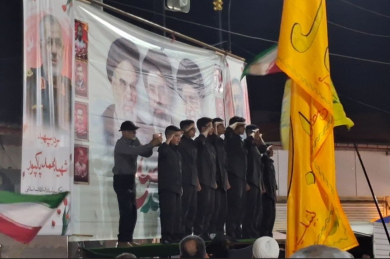 گروه سرود امام رضایی های لنگرود از مردم در میدان خواندند