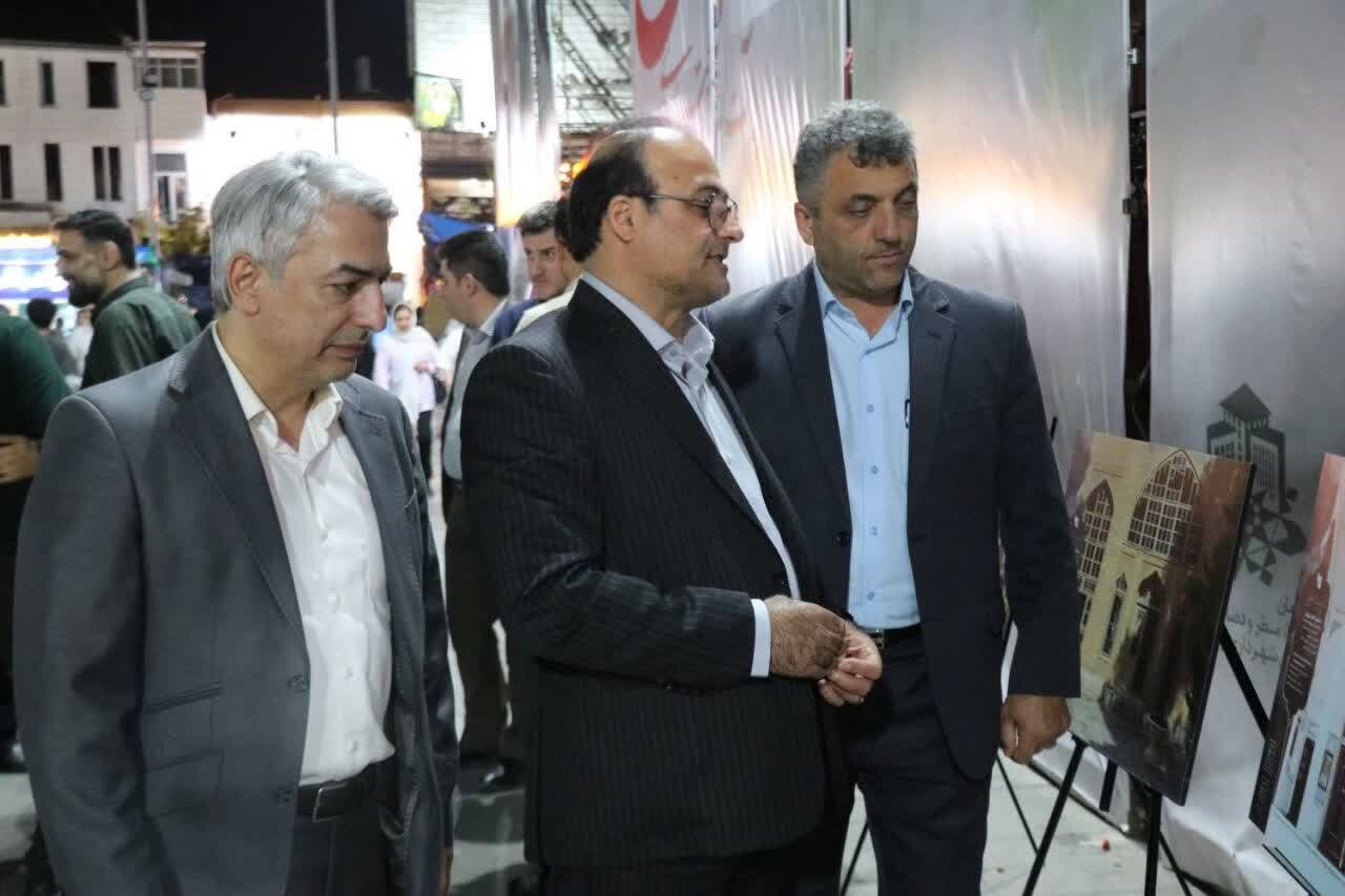 برپایی نمایشگاه «ایستاده در غبار» در تجمع شبانه رشت